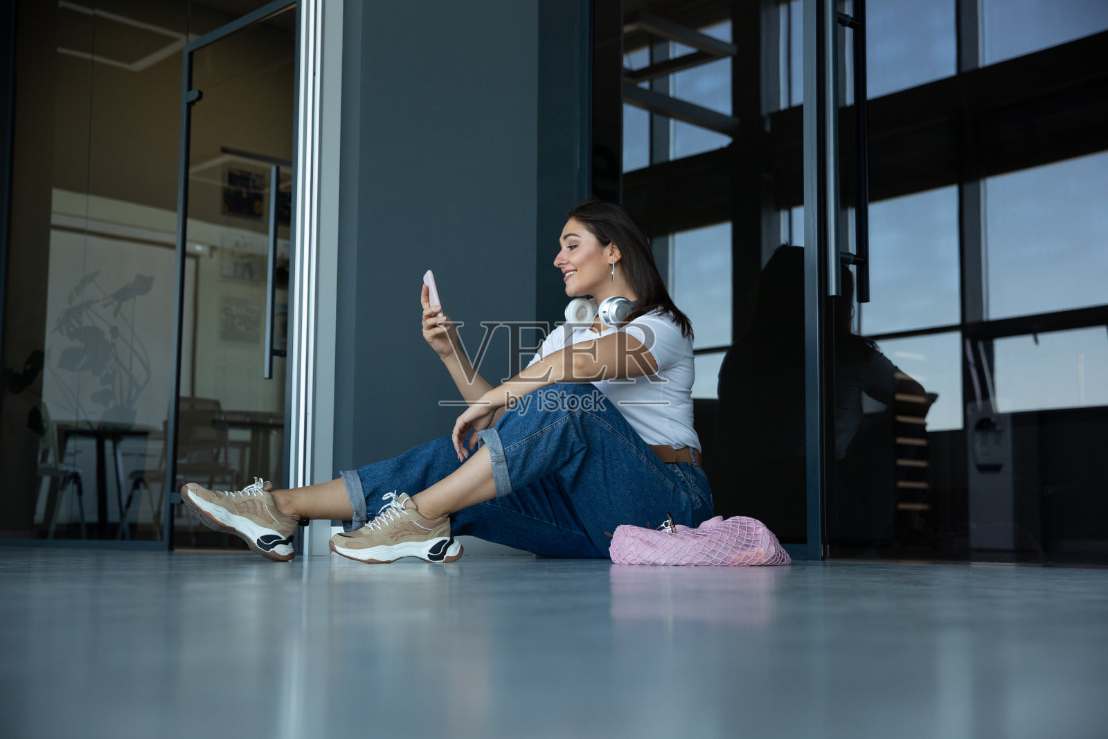 年轻女子在机场候机，带着小行李的旅行者，有影响的生活方式照片摄影图片