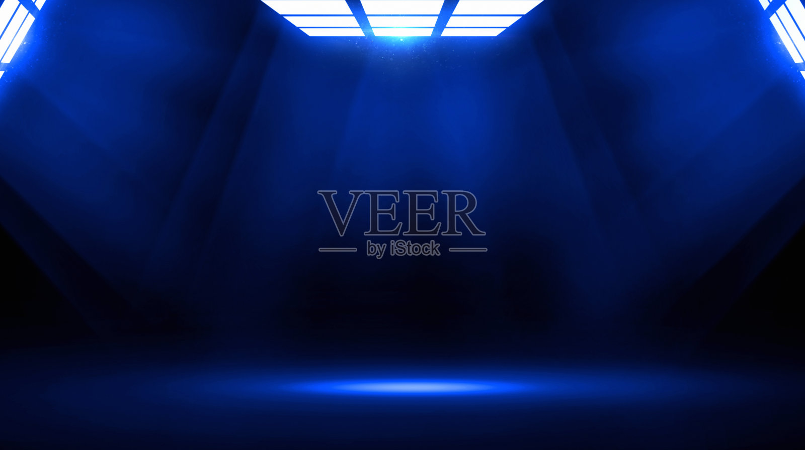 工作室空空间与专业的房间灯。蓝色地板创意广告活动。照片摄影图片