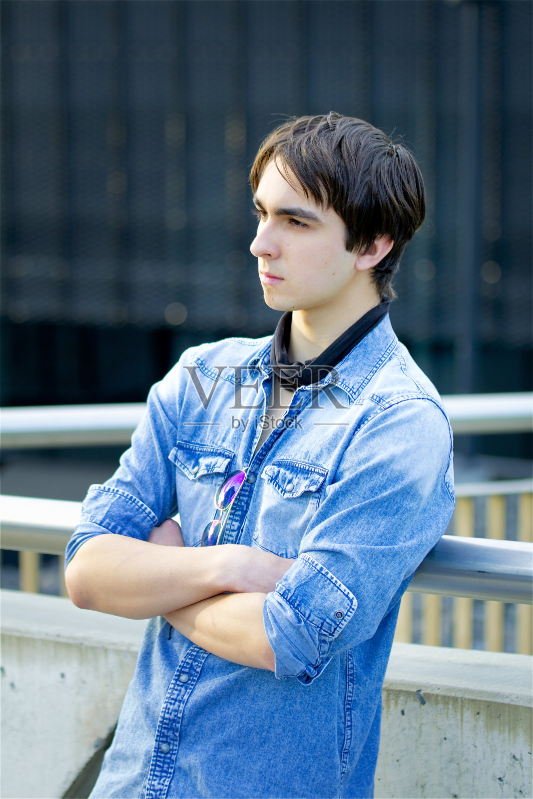 桥上的年轻人照片摄影图片