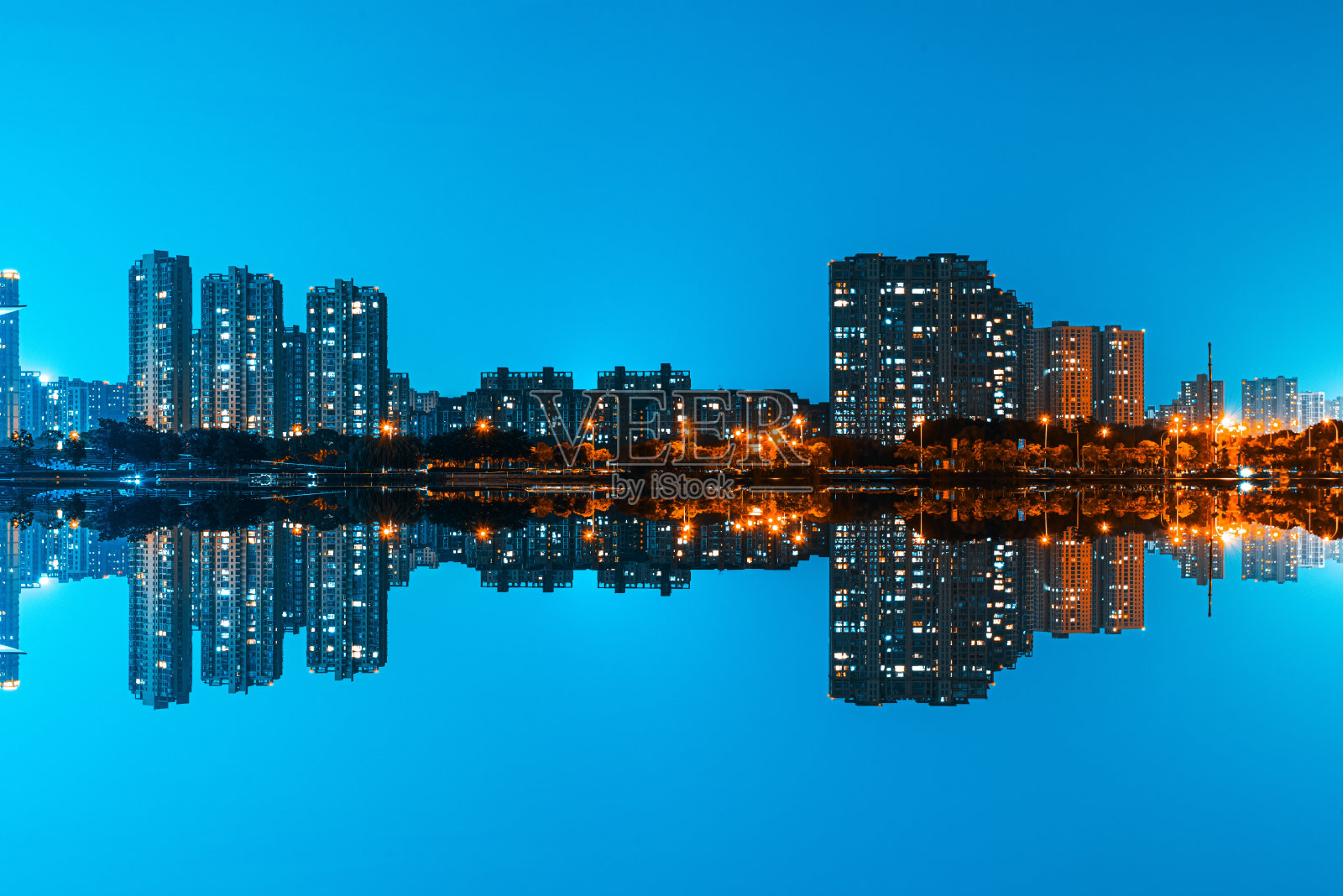 晚上，在太湖前，你可以看到城市建筑灯光在水面上的反射，中国无锡照片摄影图片