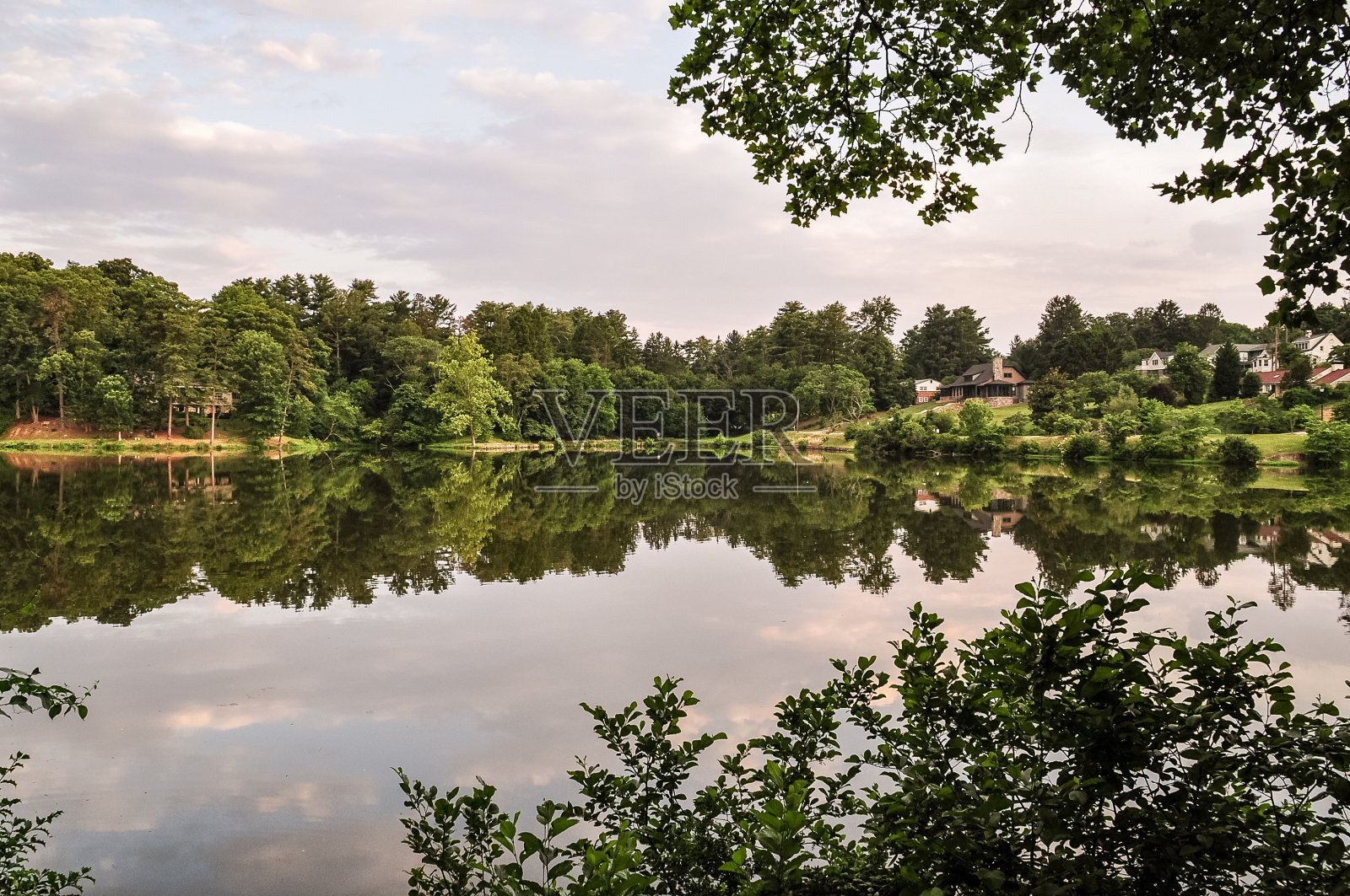 湖面上的倒影照片摄影图片
