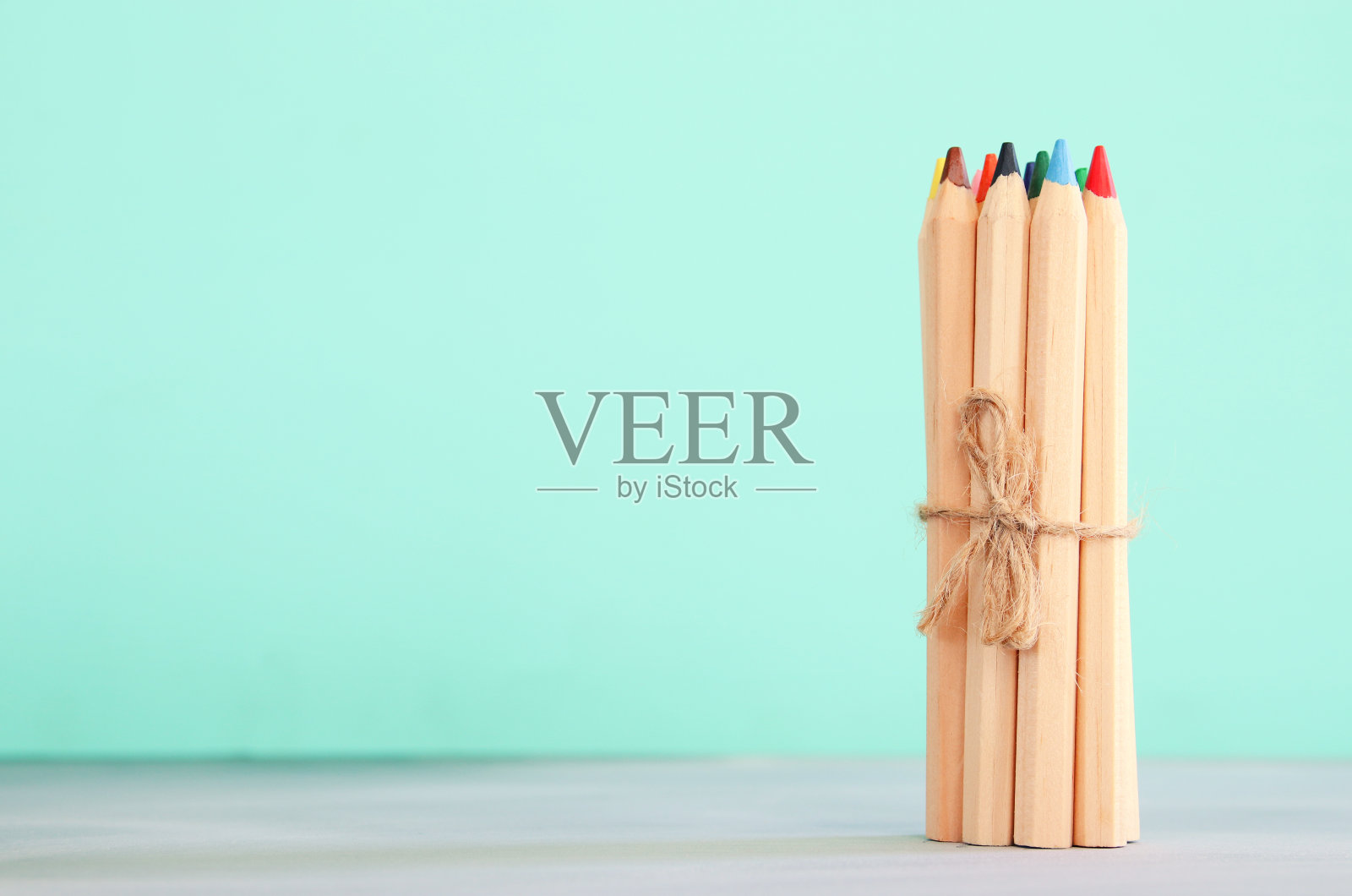 蓝色背景上的彩色木制铅笔照片摄影图片