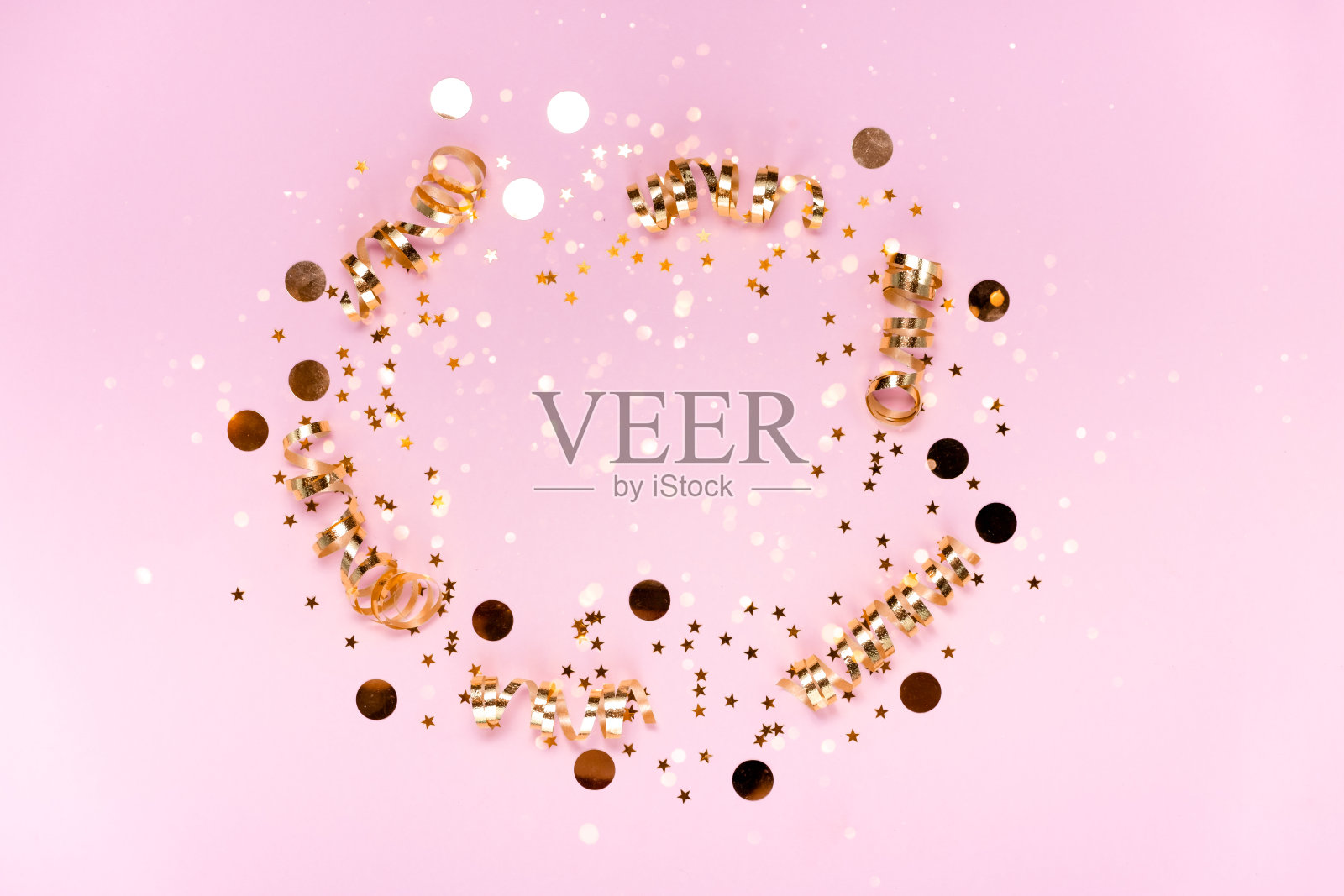 新年喜庆的背景。圣诞和新年装饰顶部横向查看copyspace 2021。照片摄影图片