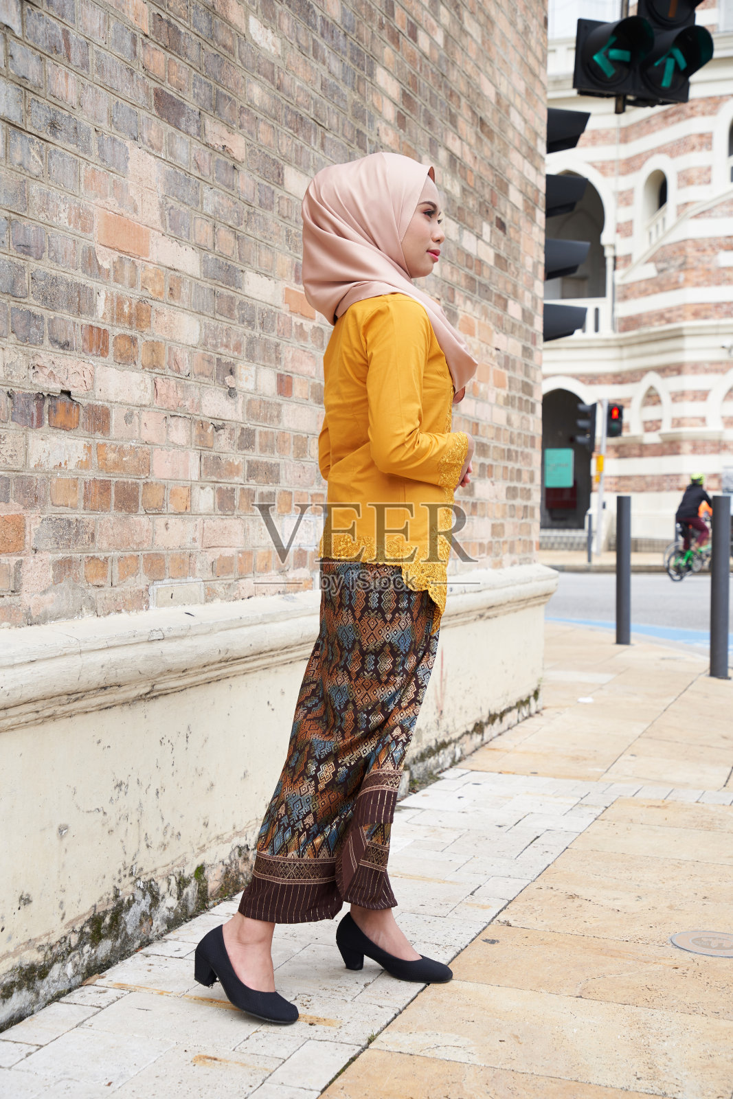 一个年轻的马来西亚妇女的肖像，穿着传统的穆斯林服装照片摄影图片