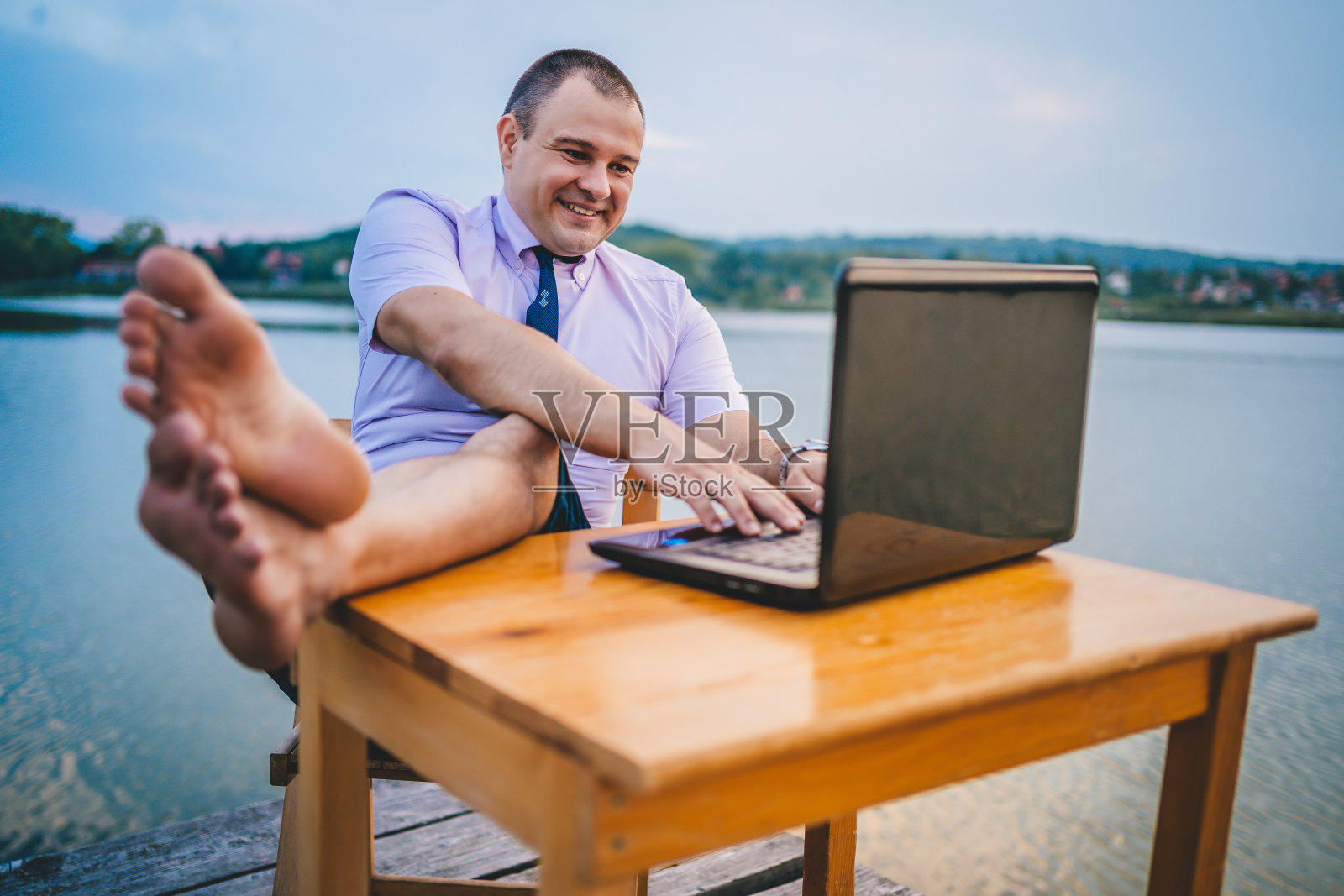 年轻的商人在大自然中工作照片摄影图片