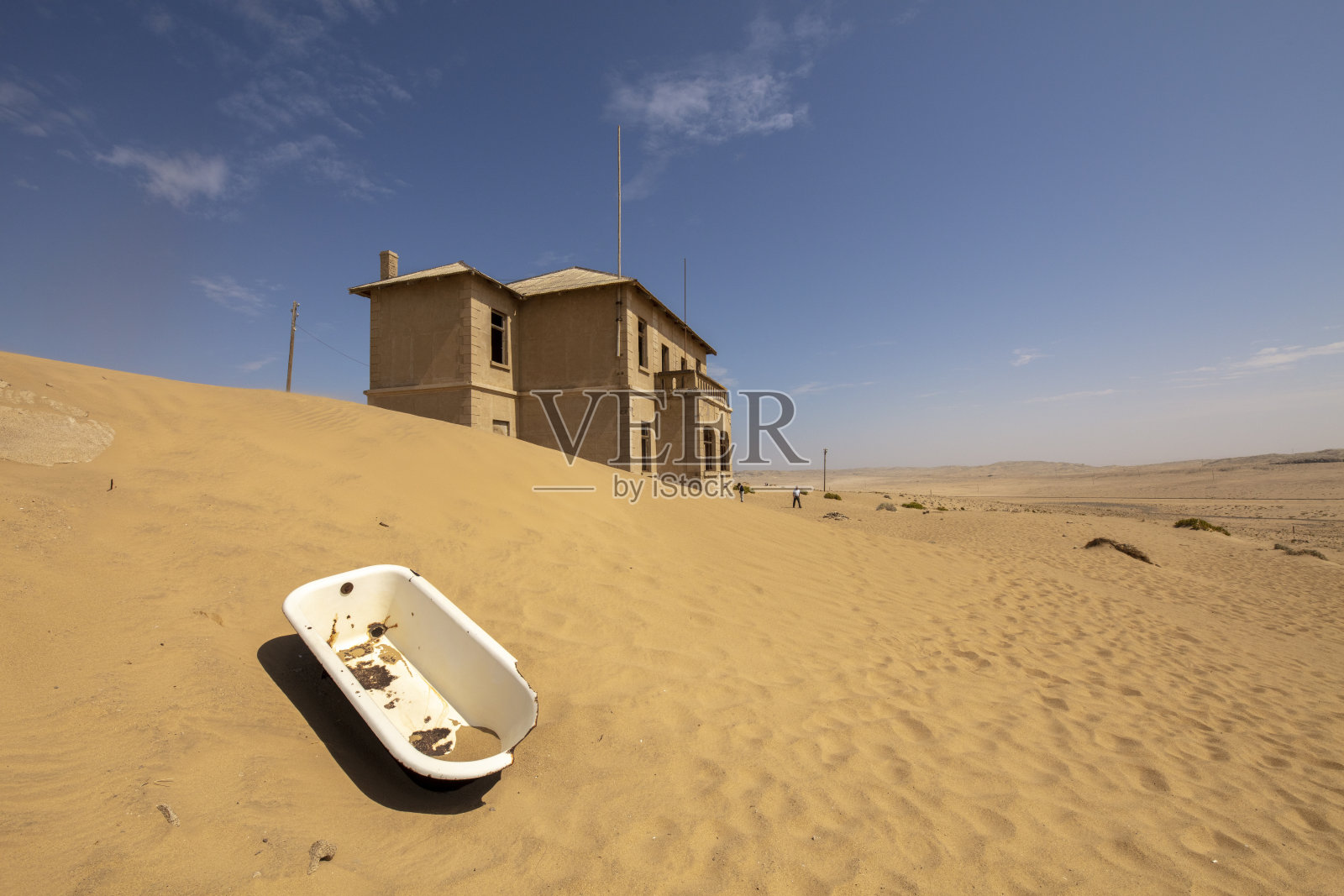 沙漠上生锈的浴缸，废弃的钻石矿，纳米比亚，非洲照片摄影图片