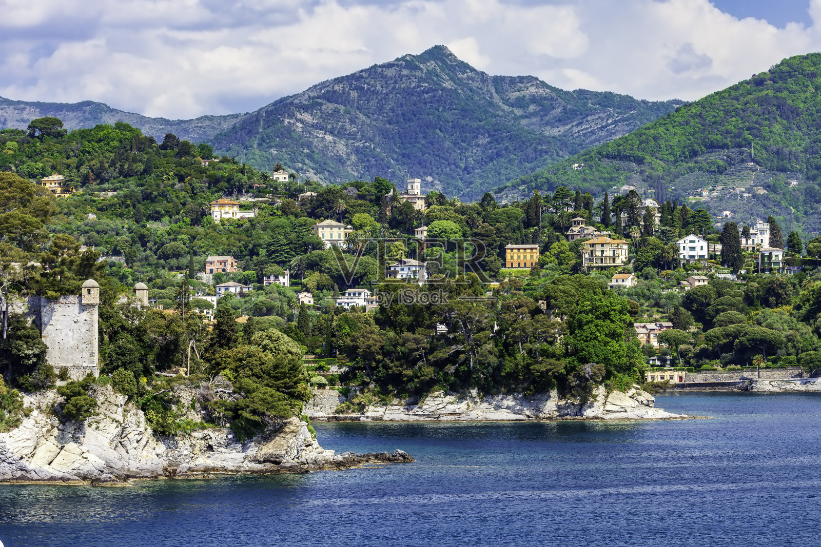 我们乘渡船接近波托菲诺，经过了海岸线上的拉帕洛镇照片摄影图片