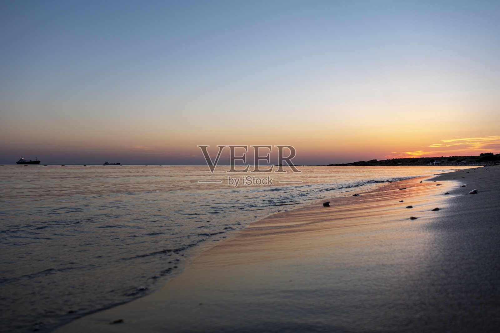 海滩上的日落照片摄影图片