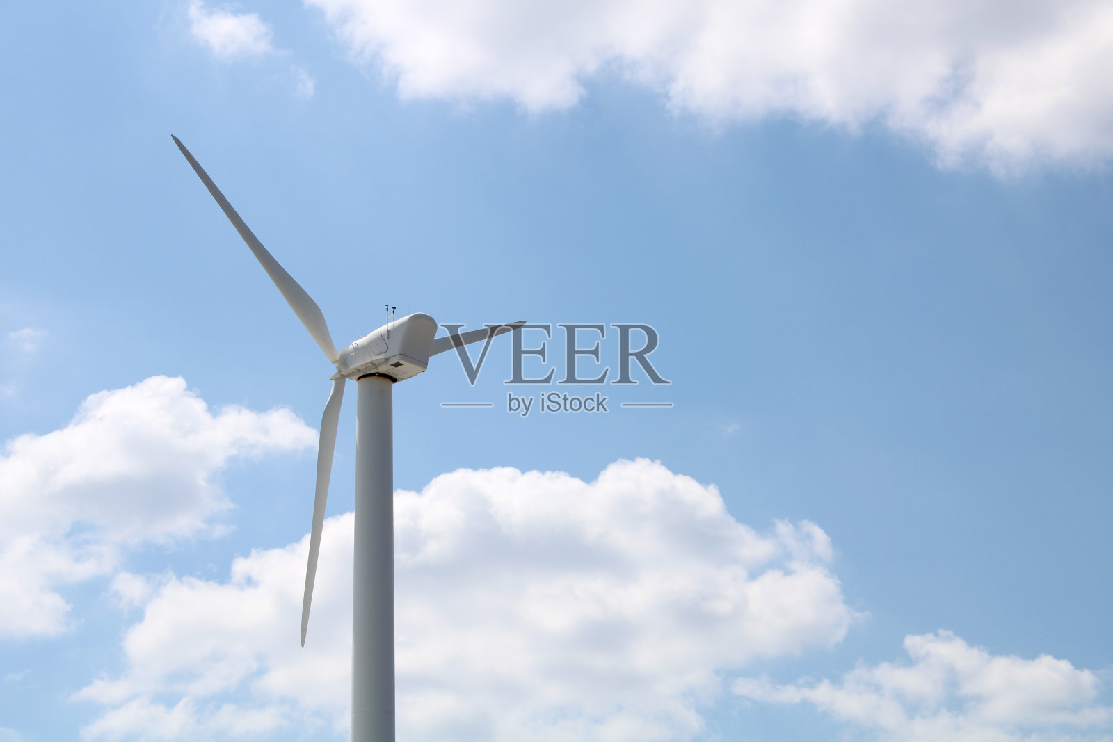 蓝天白云中的风力涡轮机照片摄影图片