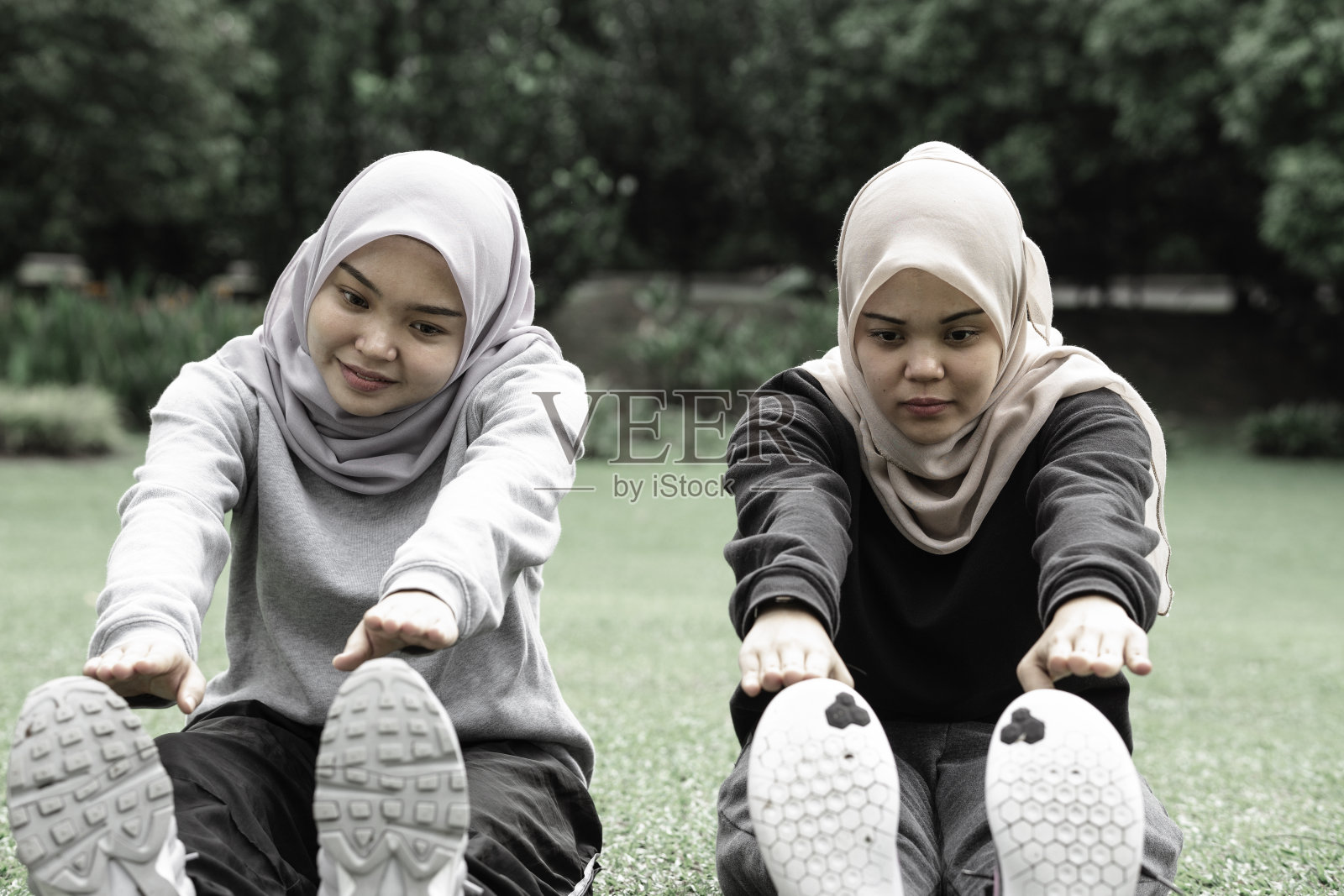 阳光明媚的日子里在公园锻炼的穆斯林女士照片摄影图片