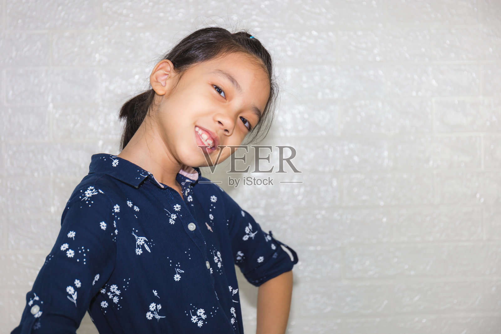 快乐小女孩的肖像，看着模糊的背景相机微笑照片摄影图片