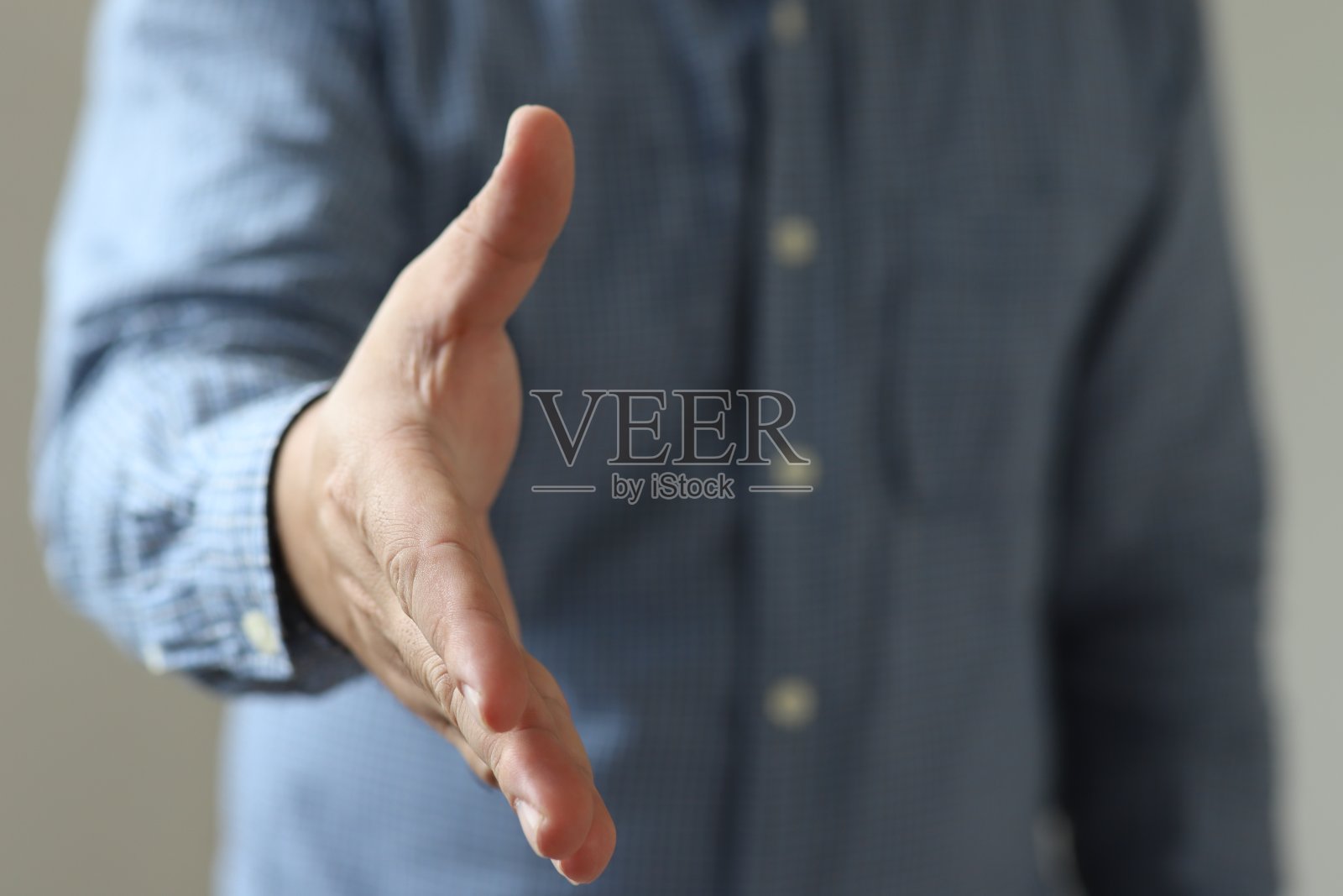 一个男人伸出手来表示友谊的照片。照片摄影图片