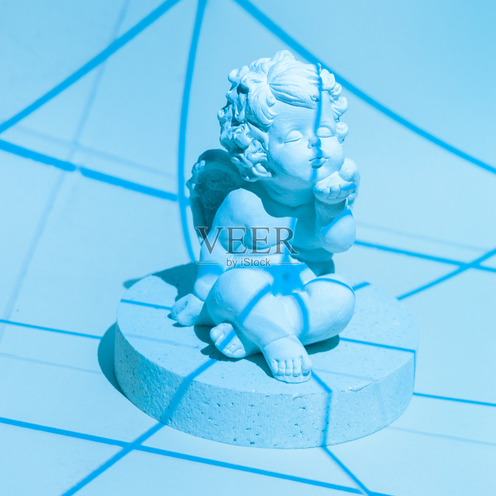 天使。极简静物艺术。黑白时尚的颜色。蓝天共鸣照片摄影图片