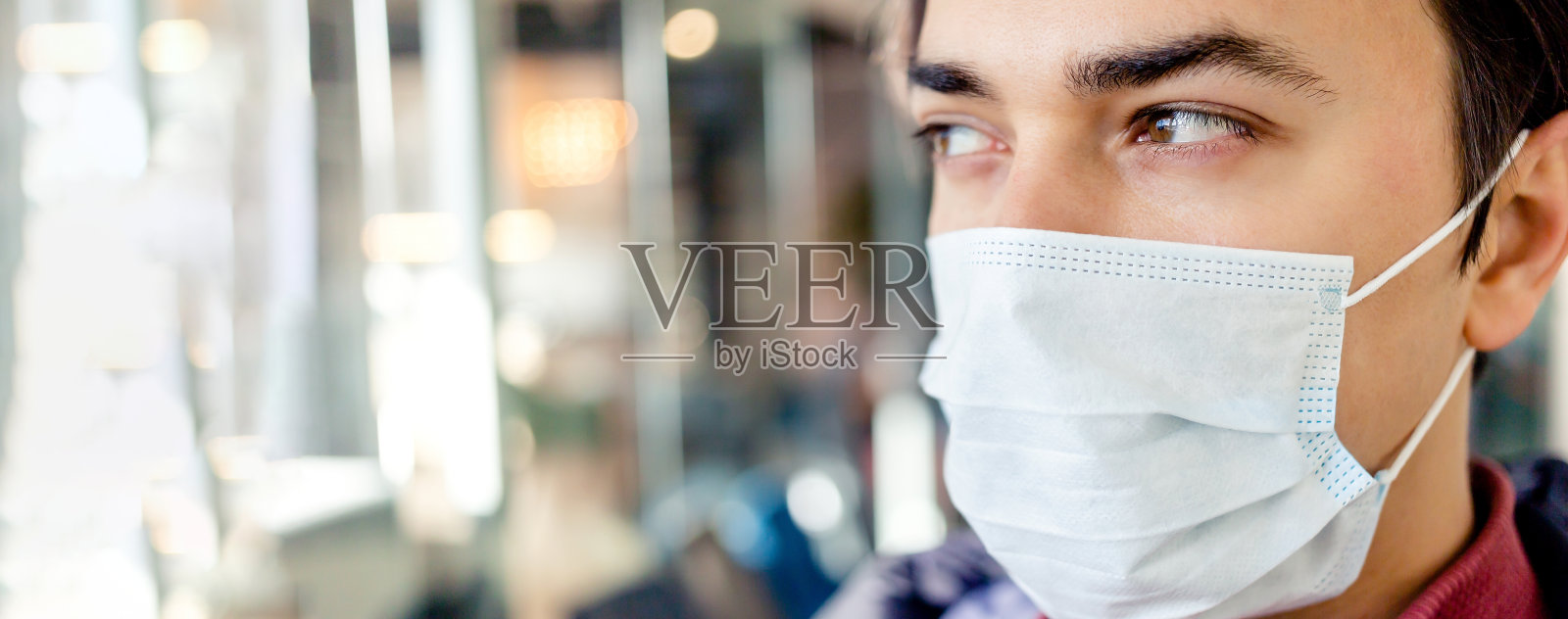 带着医用口罩的男人的肖像照片摄影图片