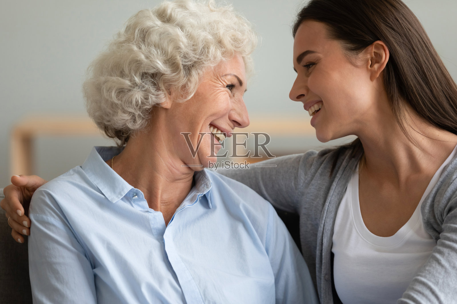 微笑不同的女性世代家庭享受谈话。照片摄影图片