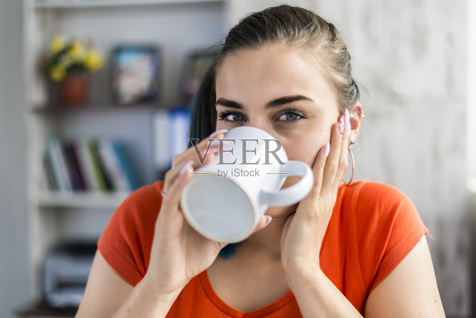 咖啡是保持专注的最佳方式。照片摄影图片