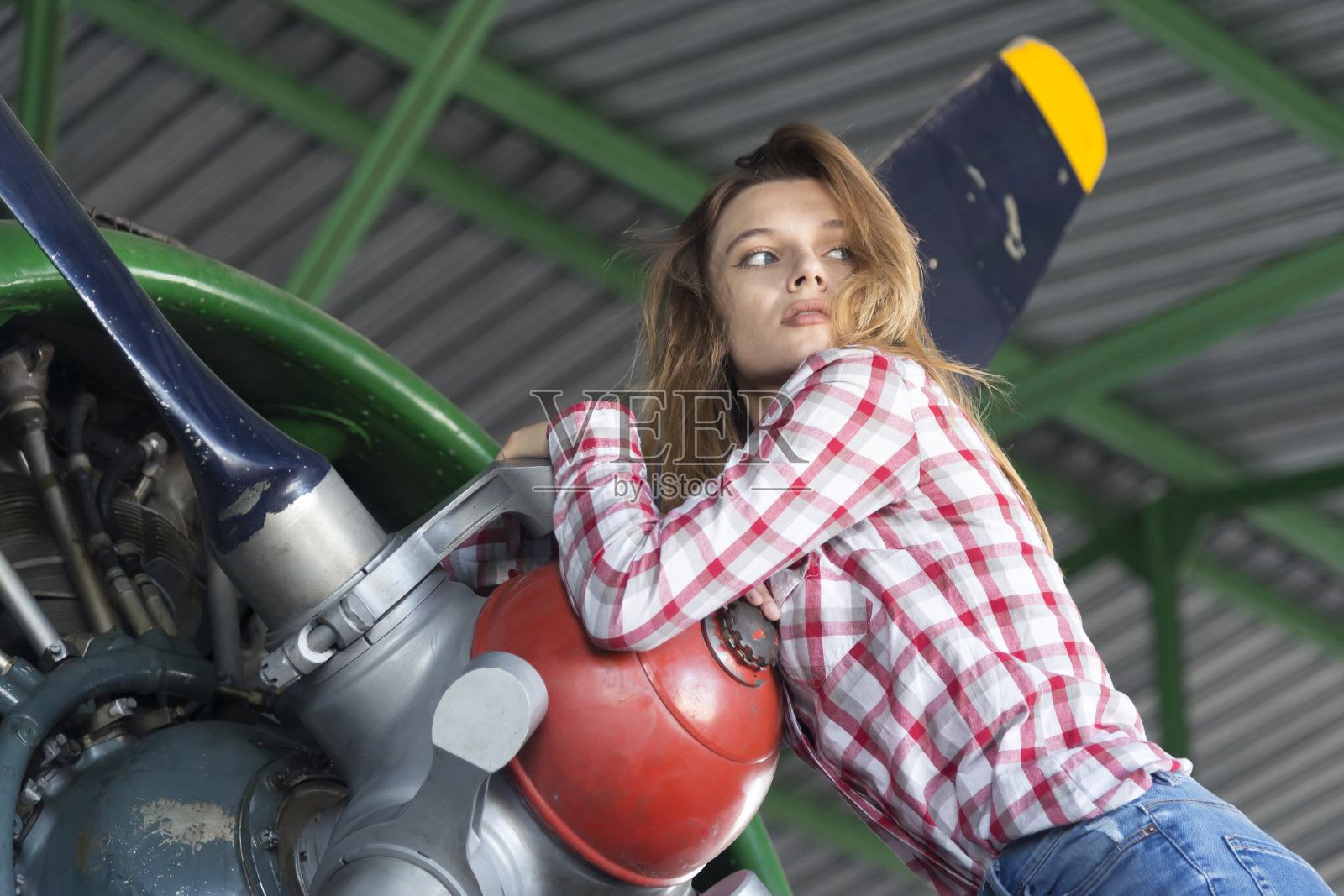 年轻女子正在修理他的旧飞机双翼飞机照片摄影图片