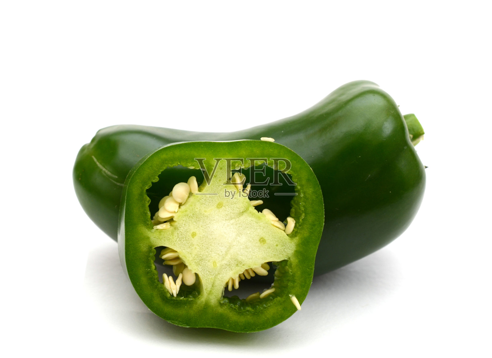 绿色的墨西哥胡椒切孤立在白色的背景。照片摄影图片