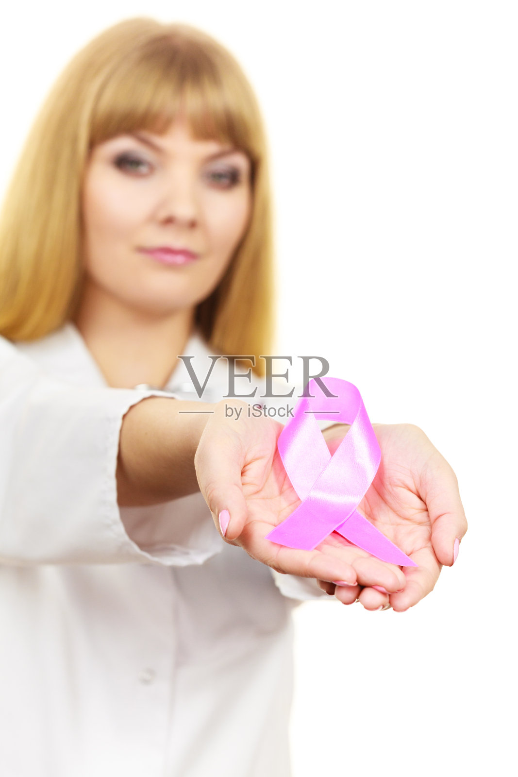 医生展示粉红色的癌症意识丝带照片摄影图片