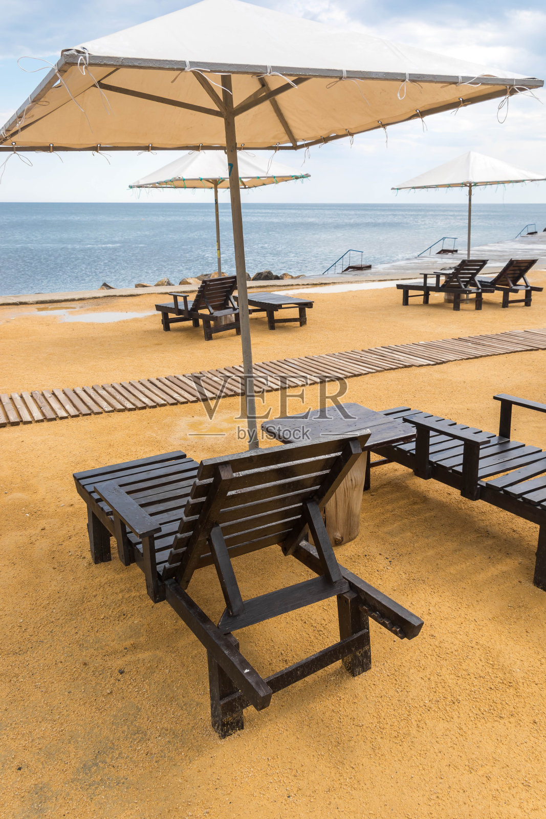 沙滩和雨伞和躺椅照片摄影图片