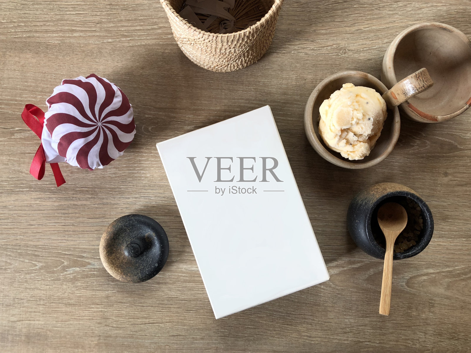 桌上放着水果的空盒子。照片摄影图片