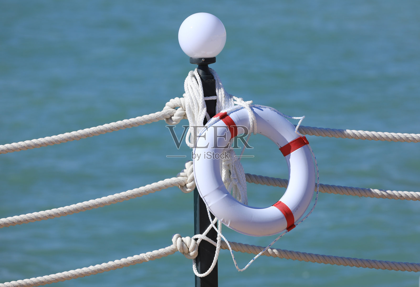 海上白色救生圈照片摄影图片