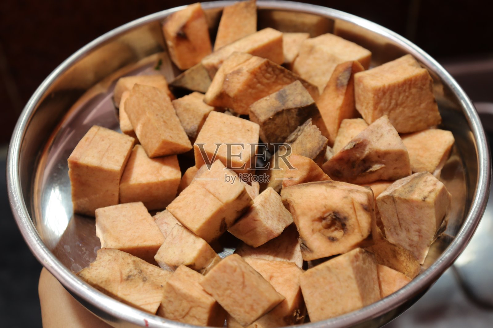 紫穗槐或象脚山药咖喱在白色背景上照片摄影图片