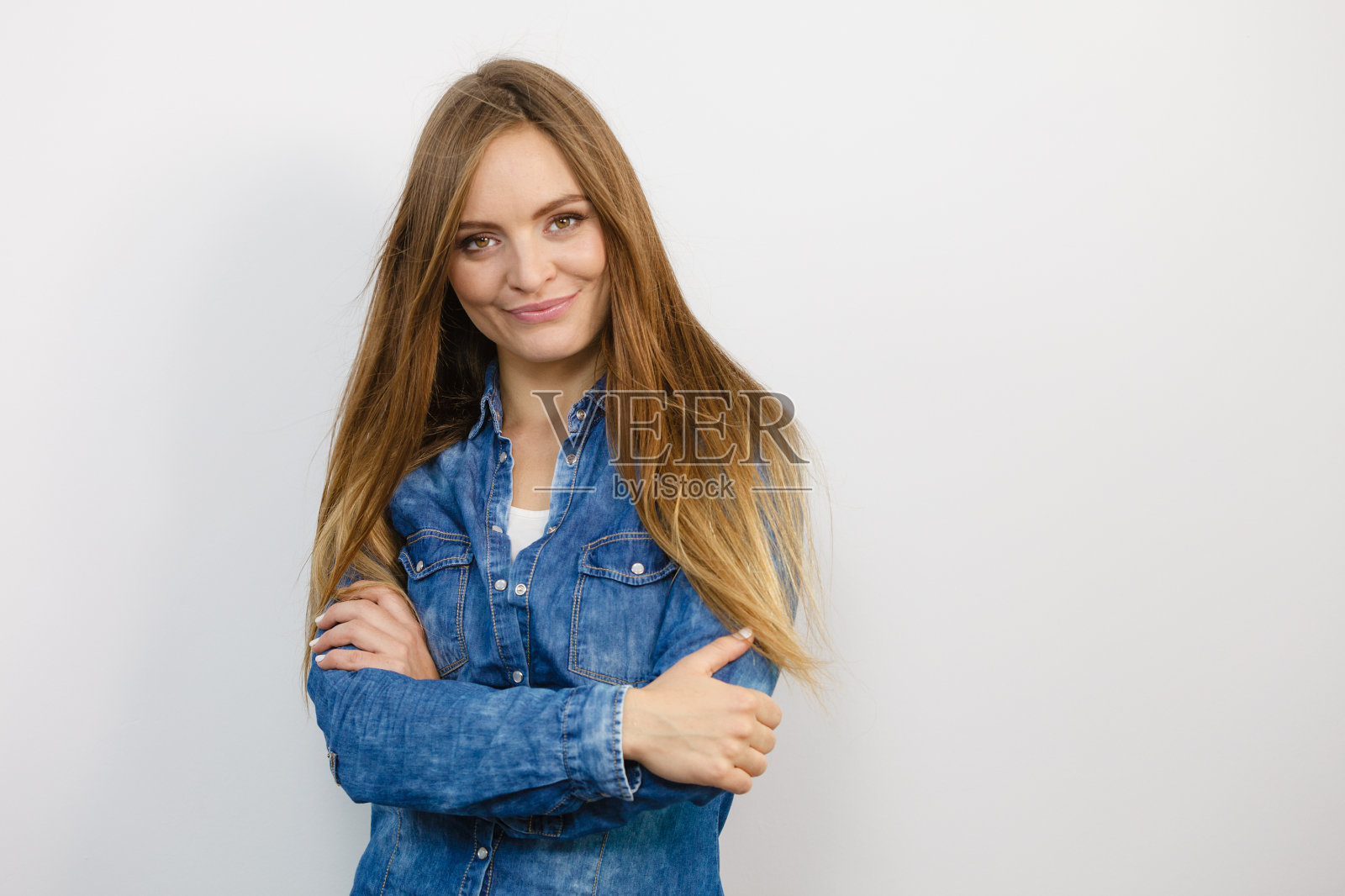 微笑的女士直视前方。照片摄影图片