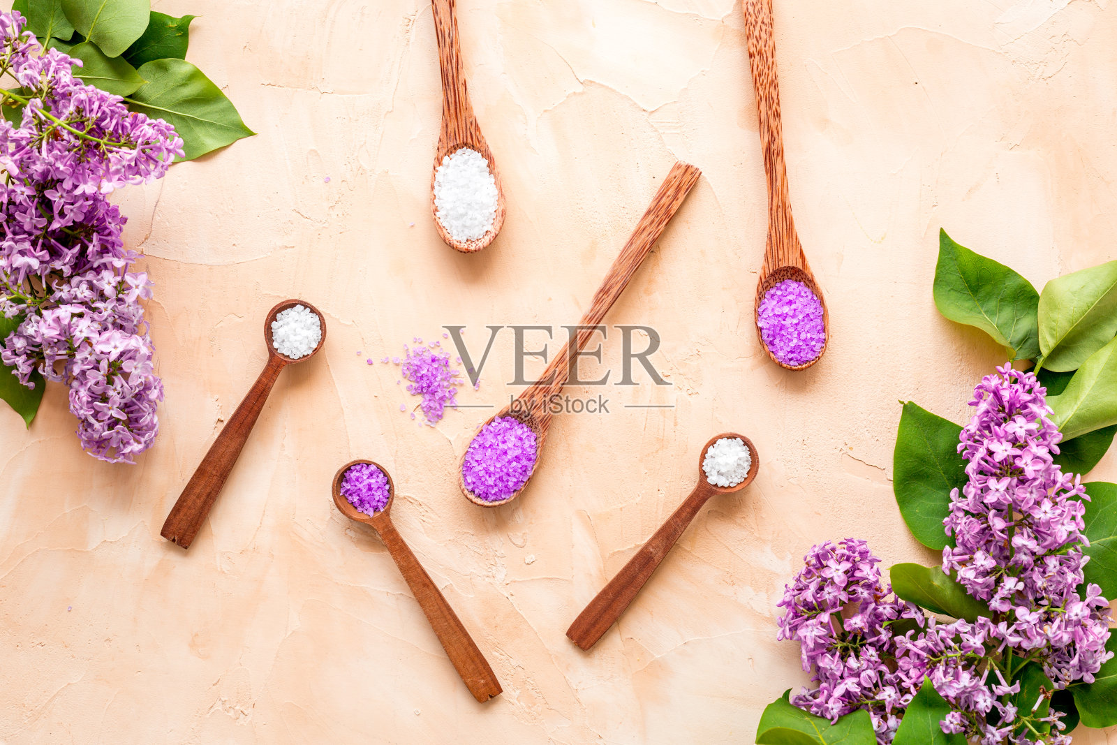 温泉海盐与丁香花汤匙的图案。以上观点照片摄影图片