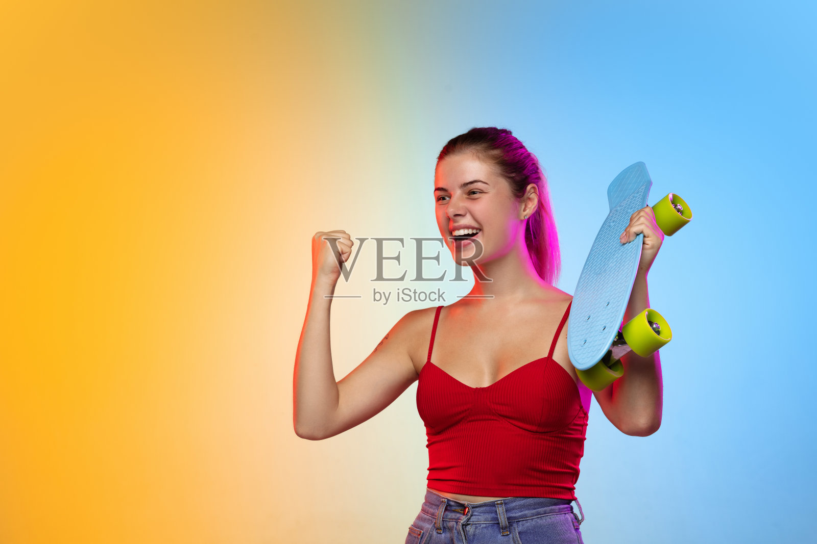 高加索年轻女子的肖像在渐变的工作室背景霓虹灯照片摄影图片