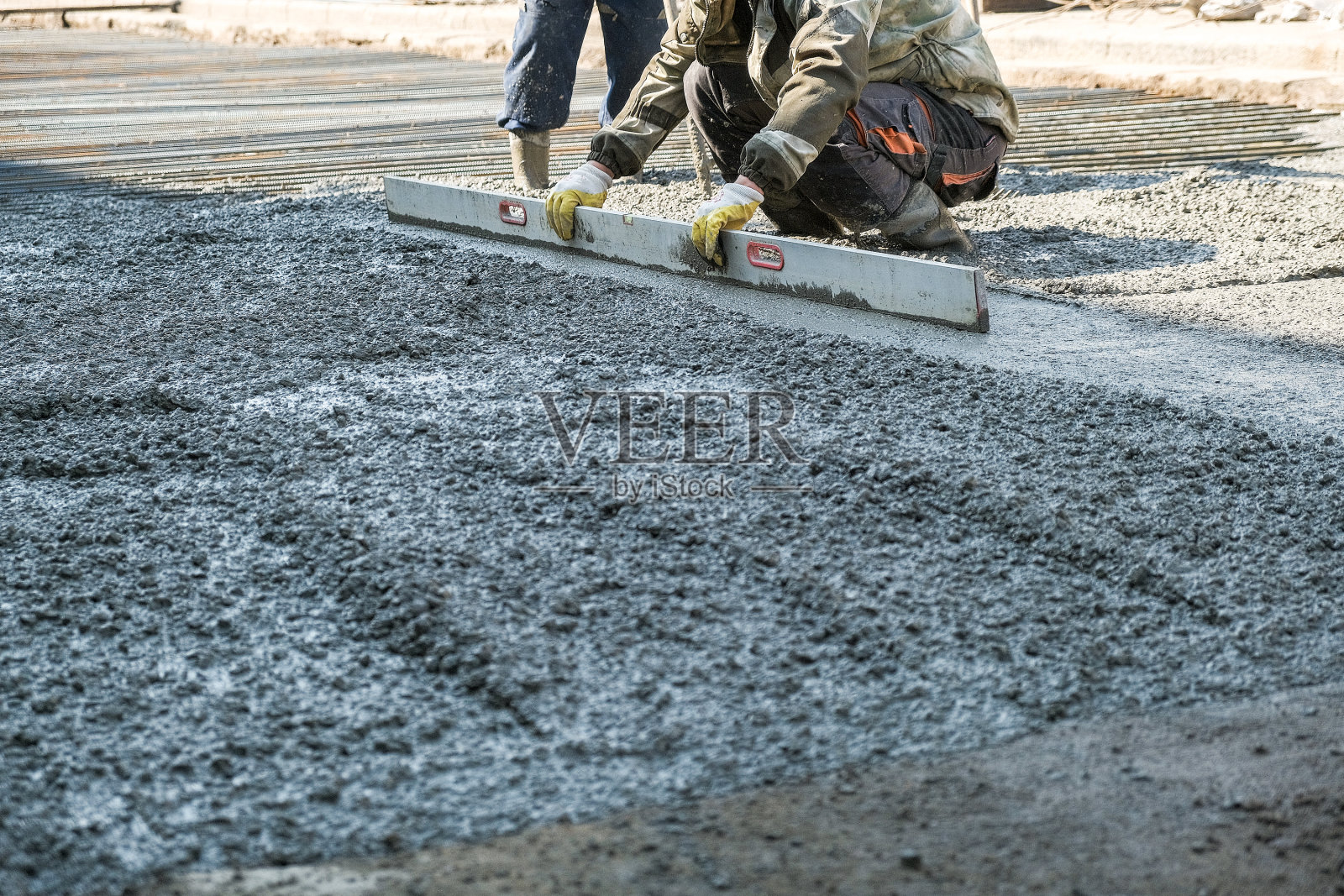 建筑工人们在建筑工地上浇筑混凝土照片摄影图片