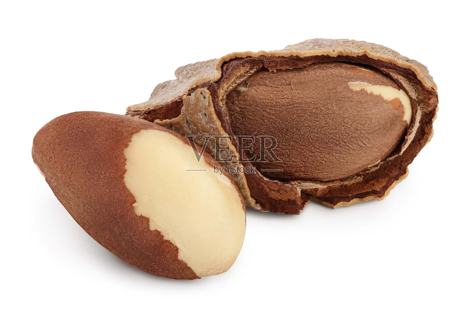 巴西坚果在果壳孤立的白色背景与修剪路径和充分的景深。照片摄影图片