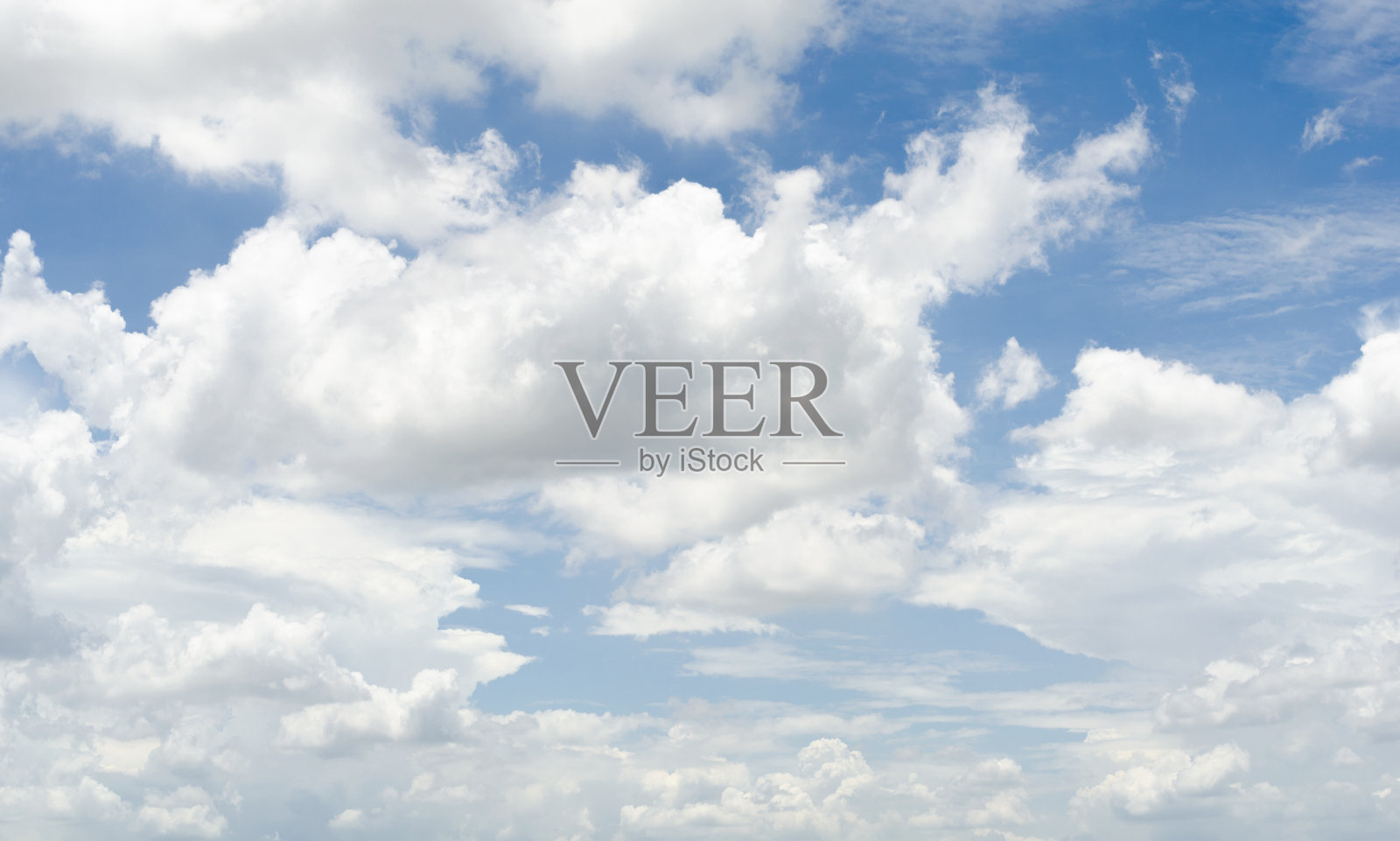 美丽的蓝天和白色蓬松的云地平线户外为背景。照片摄影图片