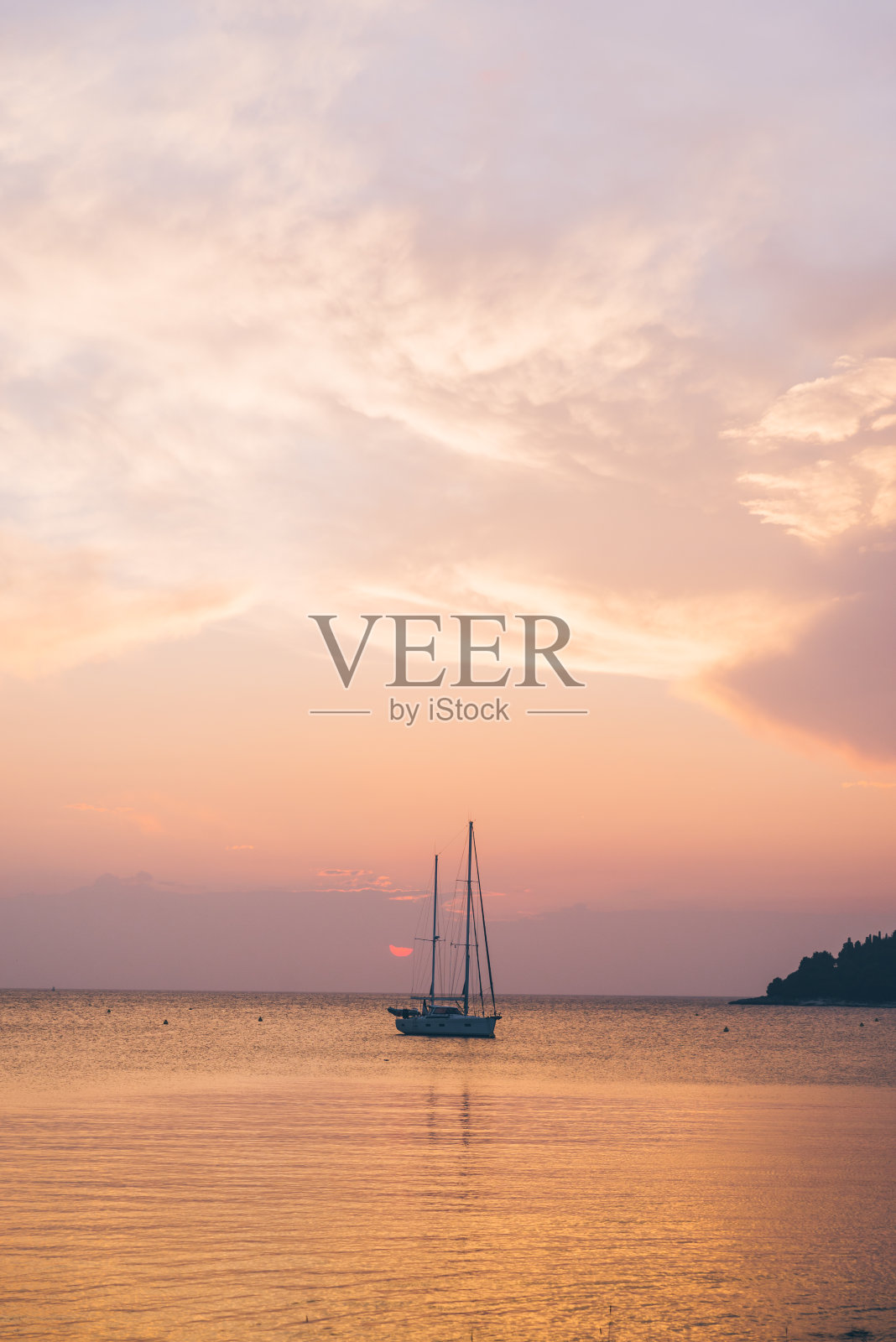 日落时海湾上的游艇照片摄影图片