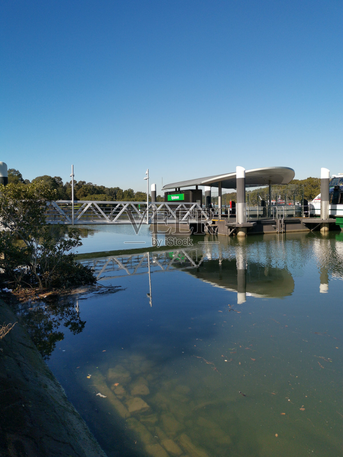 美丽的莱德米尔码头，码头结构，树木，深蓝色的天空和水上白云的倒影照片摄影图片