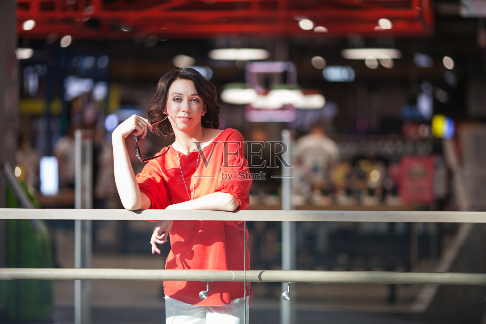 特写时尚女性在城市摆造型，夏日街头时尚。一个美丽的女商人的肖像。照片摄影图片