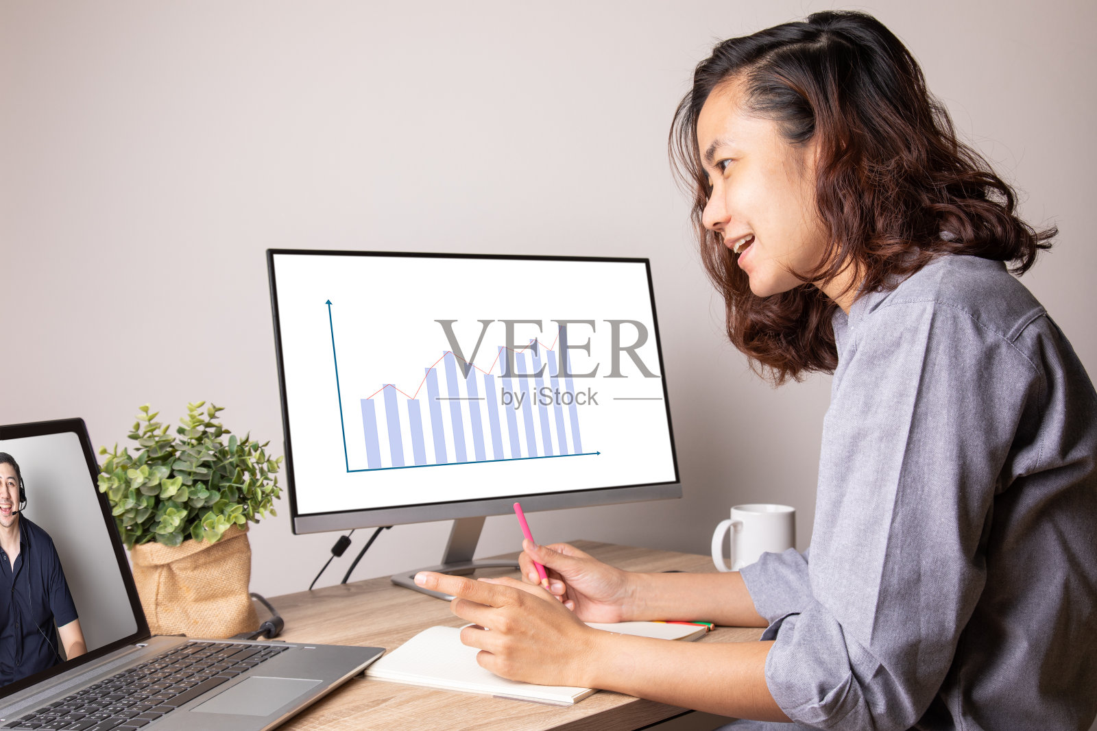 远程会议的概念照片，商务女性与客户或团队交谈显示电脑屏幕，这是一种生活方式，在全球网络从任何地方的数字通信工作。照片摄影图片