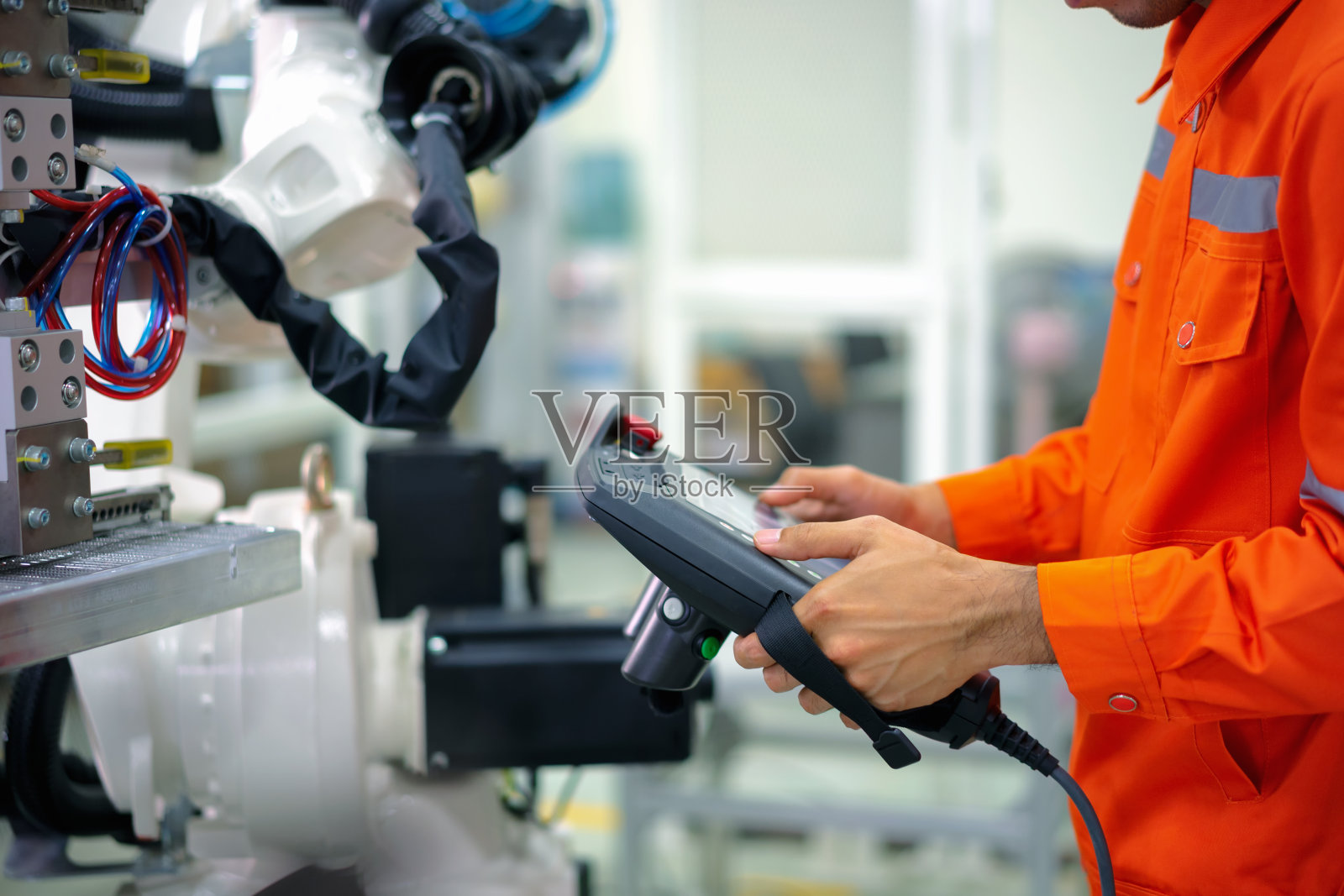 男工程师正在编程工业机器人照片摄影图片