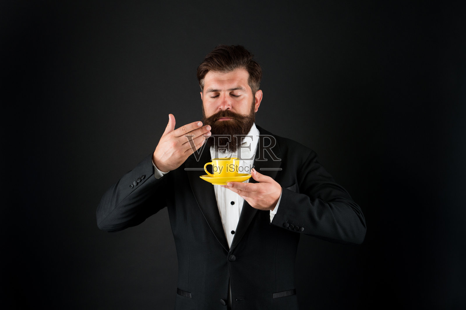 香气和味道。大胡子男子闻着咖啡的香味。享受咖啡的香味。芳香热饮料。原始的香气。早餐茶。早上喝。享受和点心照片摄影图片