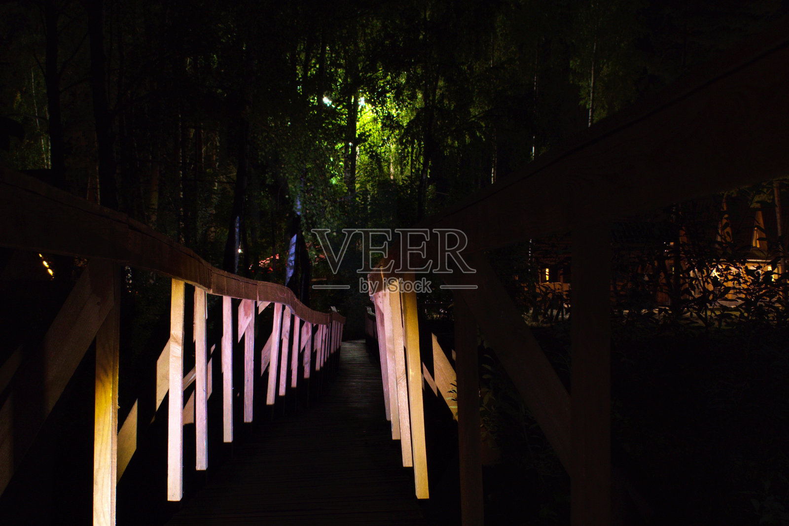 探照灯下的木桥照片摄影图片