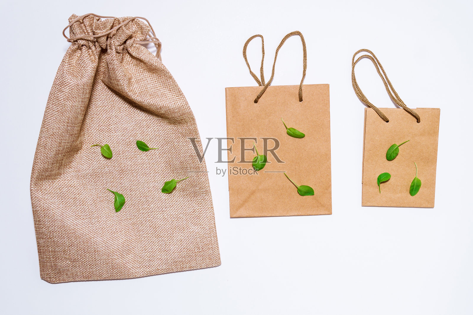 棕色牛皮纸纸袋购物在白色背景顶视图拷贝空间模型。顶视图包照片摄影图片