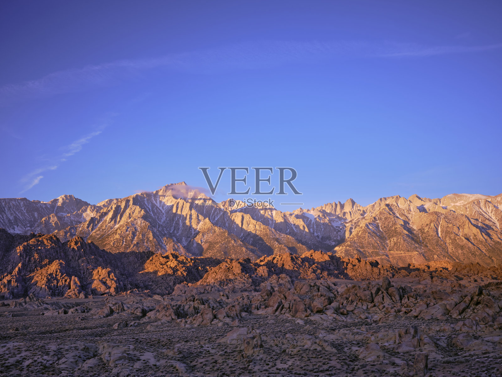 早晨的阳光穿过东塞拉斯山脉。照片摄影图片