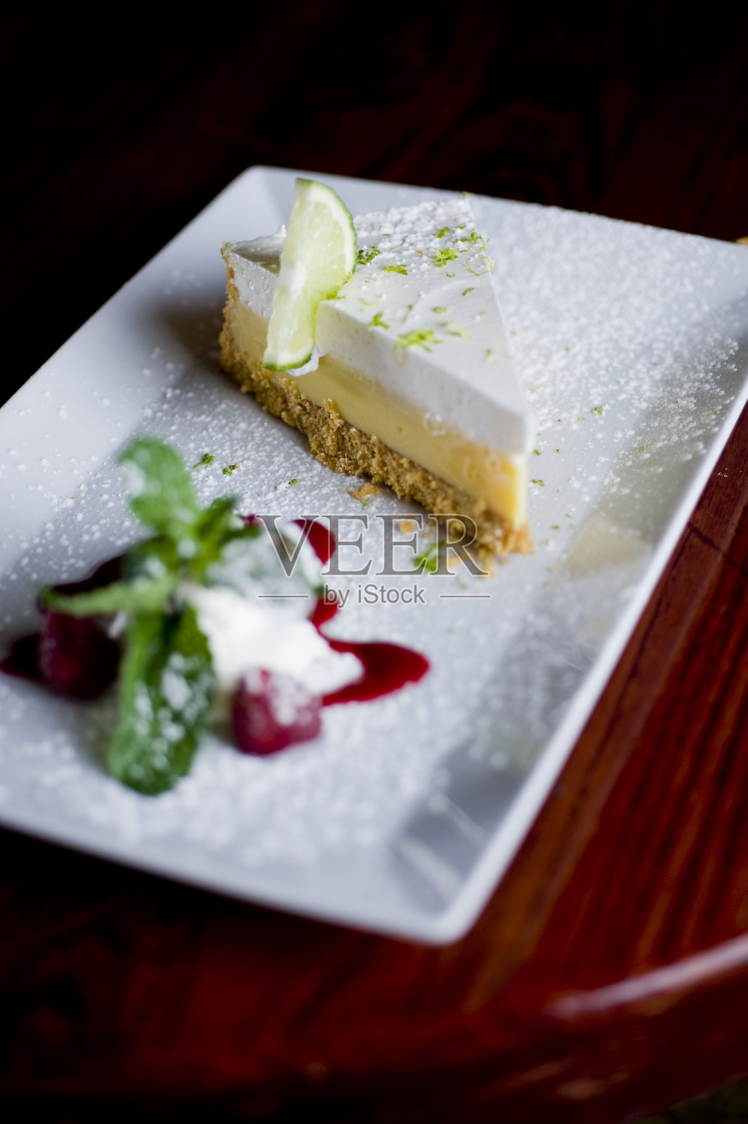 礁岛青柠派青柠派配香草冰淇淋。甜点。经典的美国或法国面包店或糕点店的最爱。饼干，鲜奶油，蛋糕，巧克力奶油，鸡蛋和香草豆。照片摄影图片