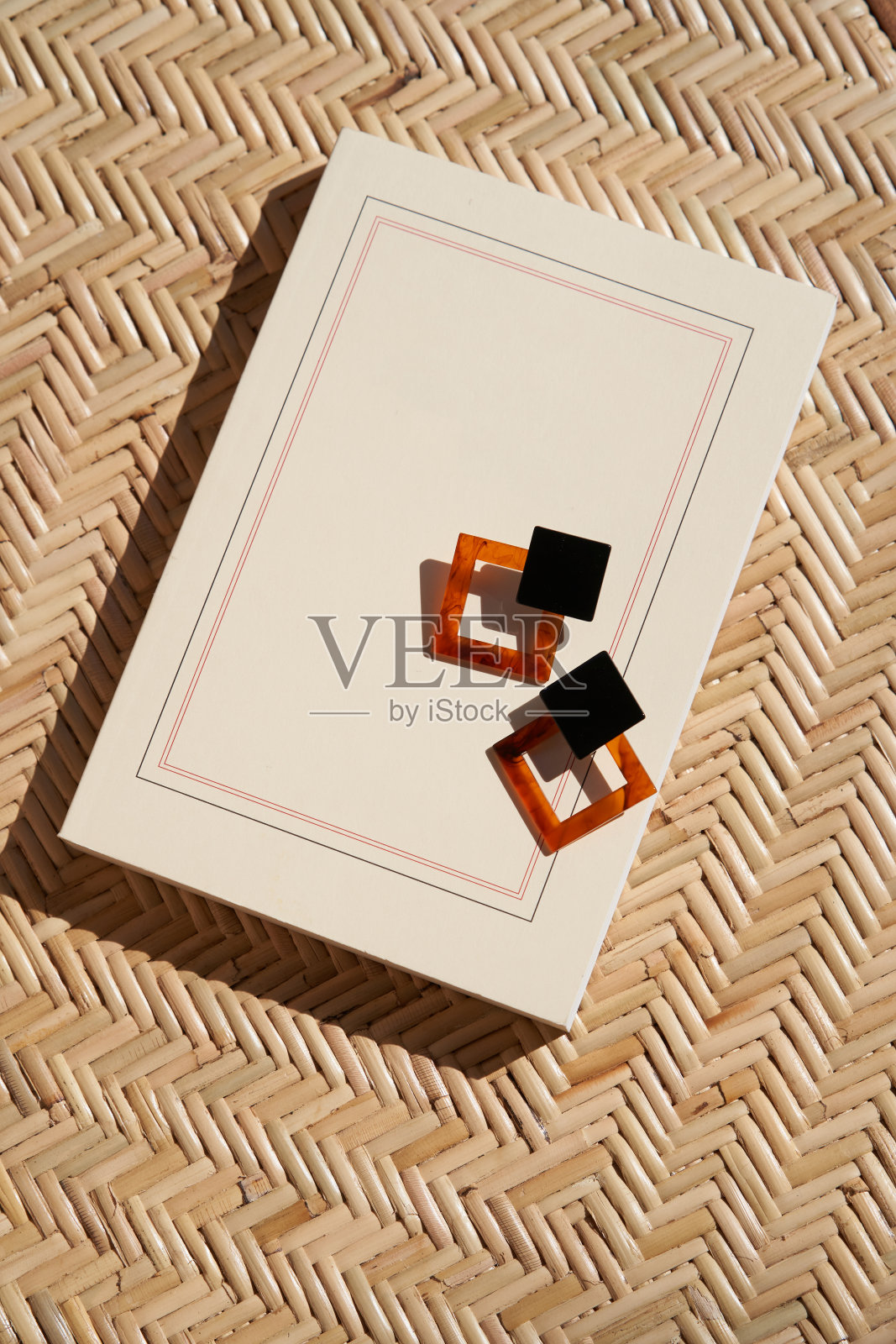 女性配饰-优雅的耳环在抽象的背景与复制空间照片摄影图片