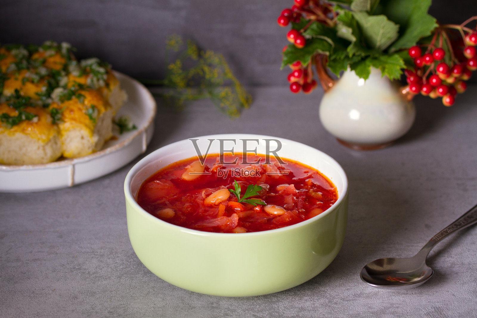 用蔬菜、肉、豆子和甜菜根做成的汤:罗宋汤照片摄影图片