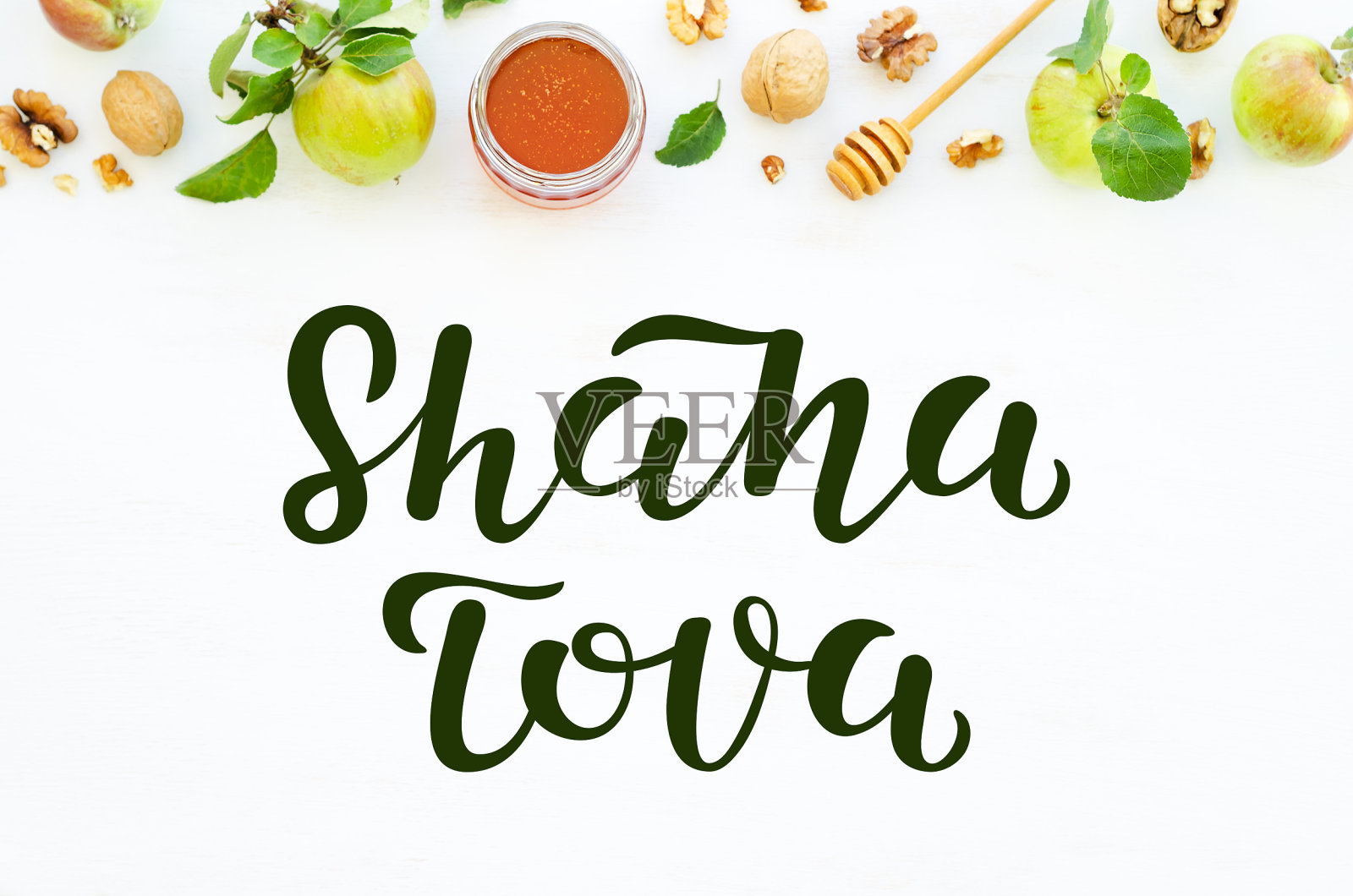 蜂蜜，苹果和核桃在白色的木制背景照片摄影图片