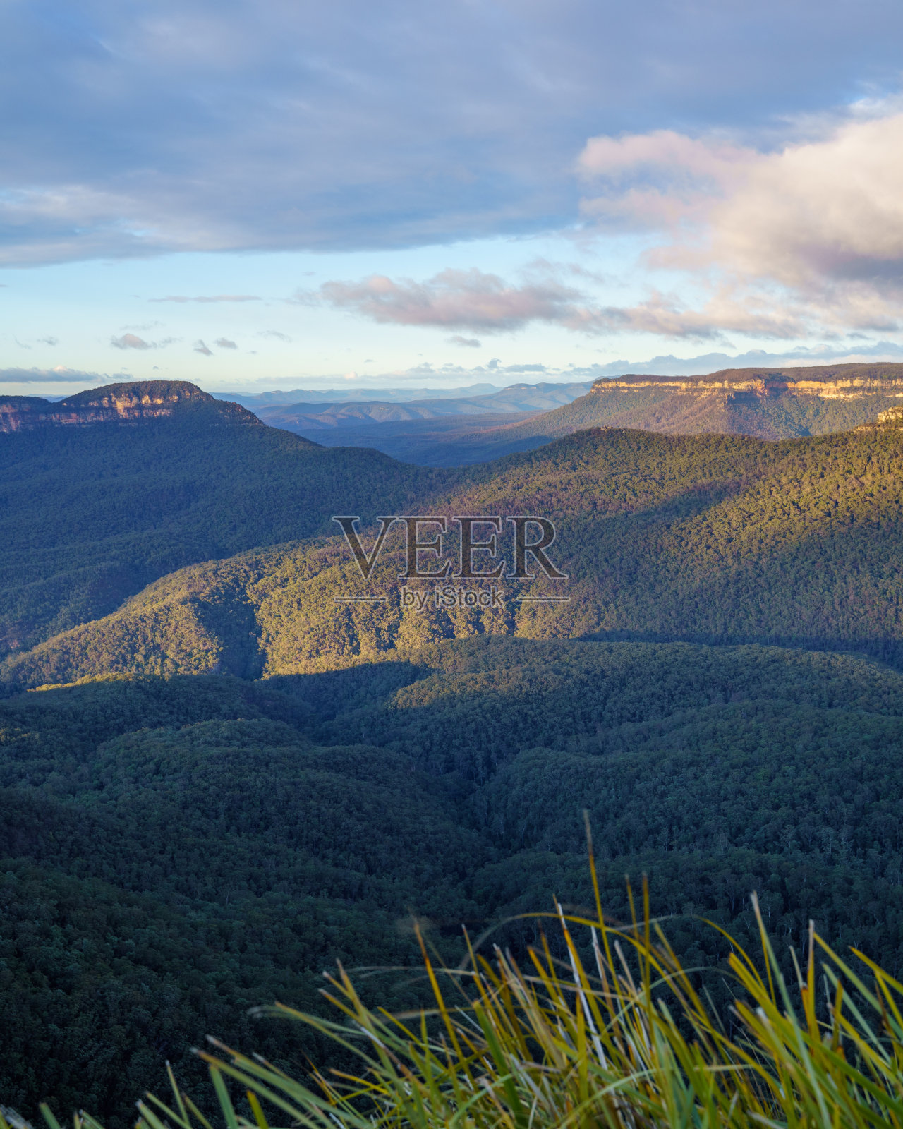 日出时的山景与云彩照片摄影图片