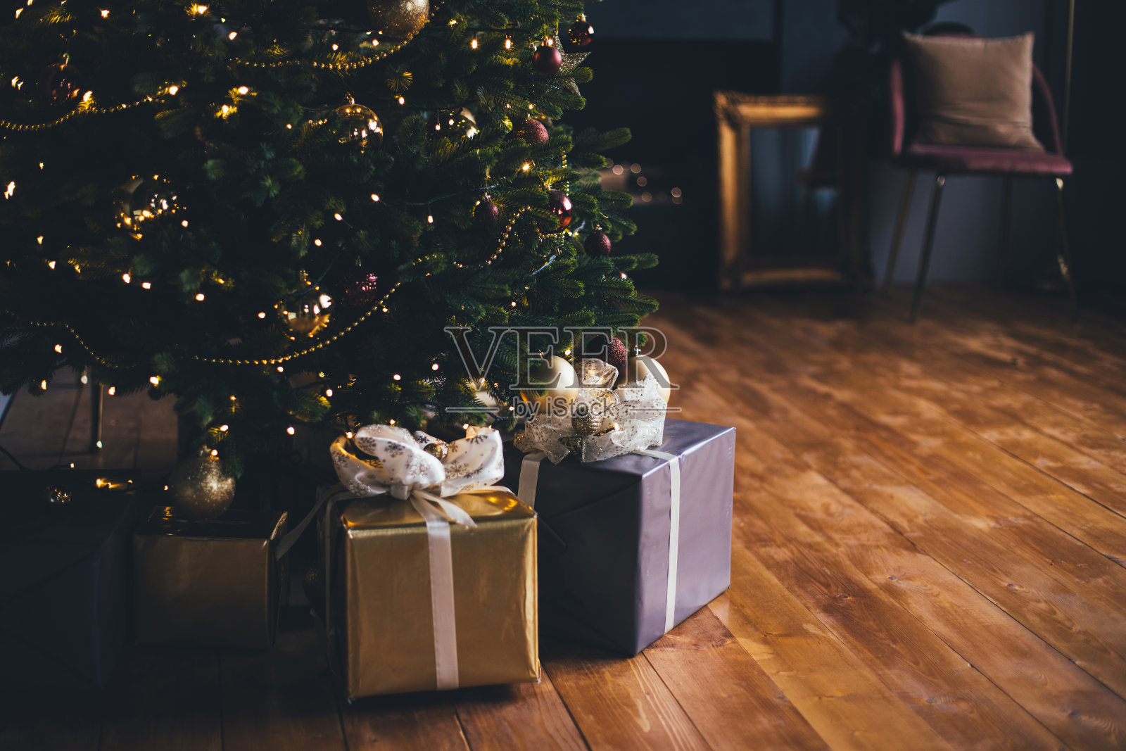 现代圣诞节的内部。节日装饰家里。照片摄影图片