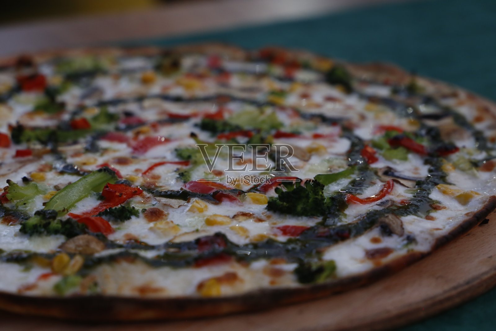 一半是蘸酱的披萨，还有蔬菜披萨照片摄影图片