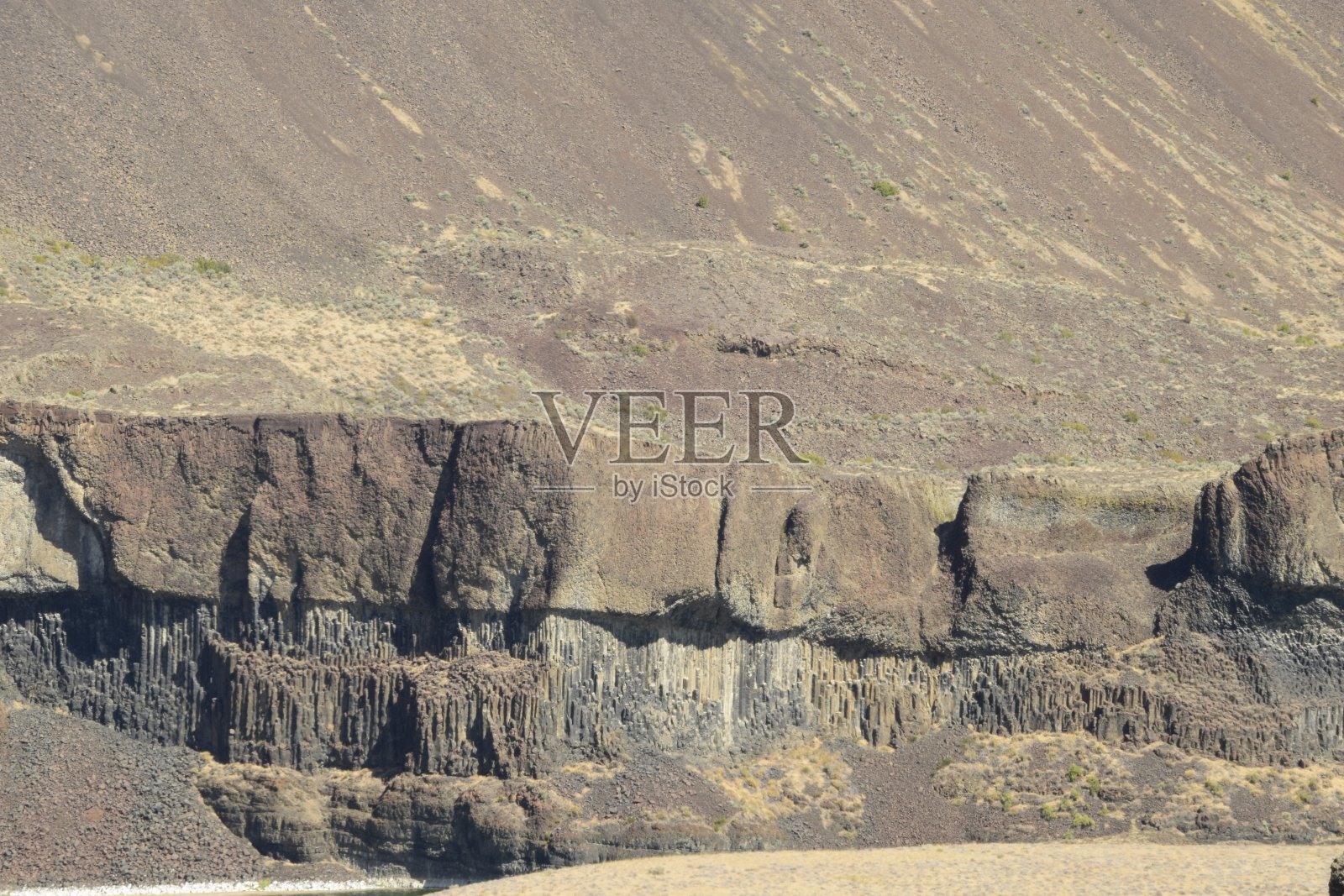 沙漠中独特的大悬崖照片摄影图片